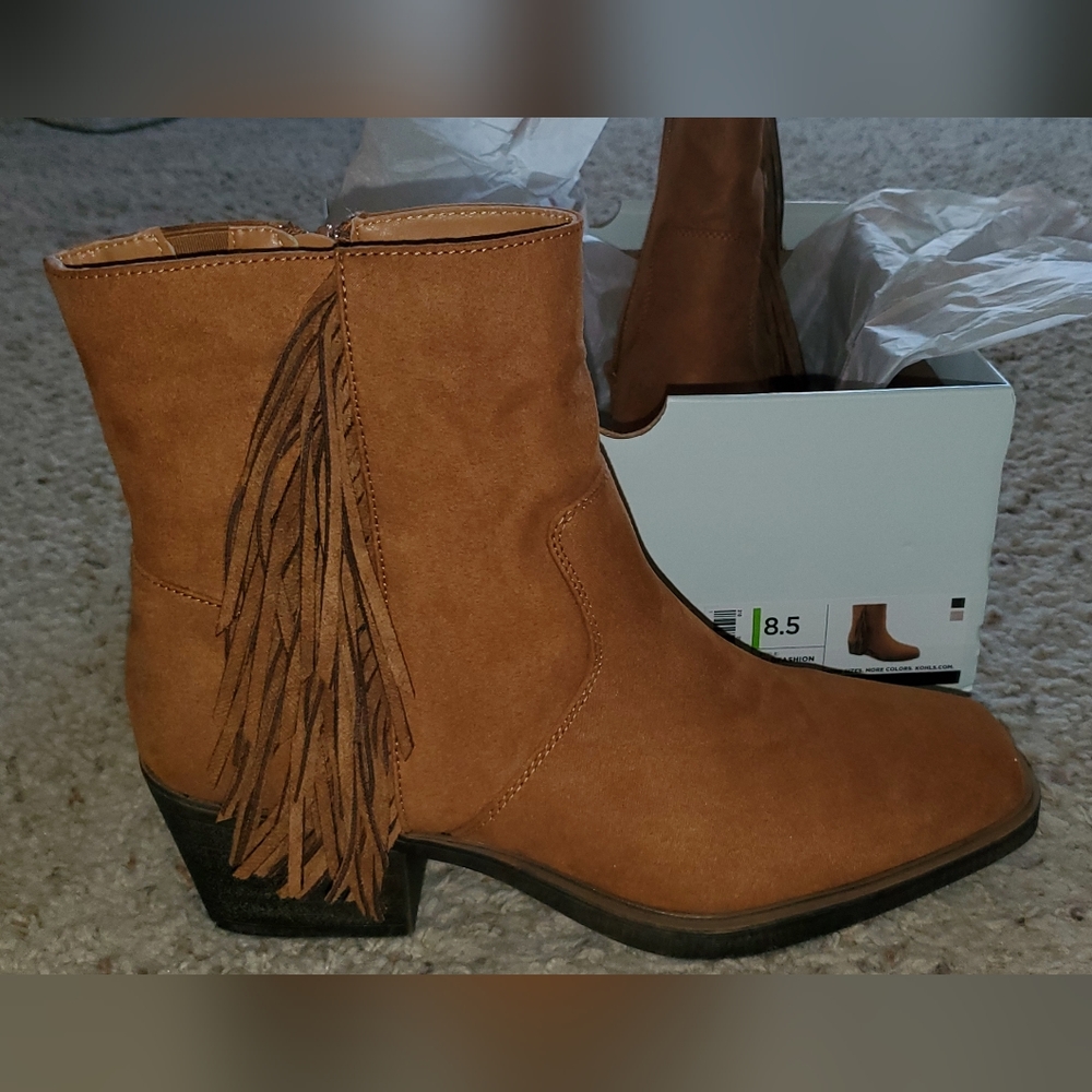 Women's size 8.5 Western Style Fringe boot, Cognac